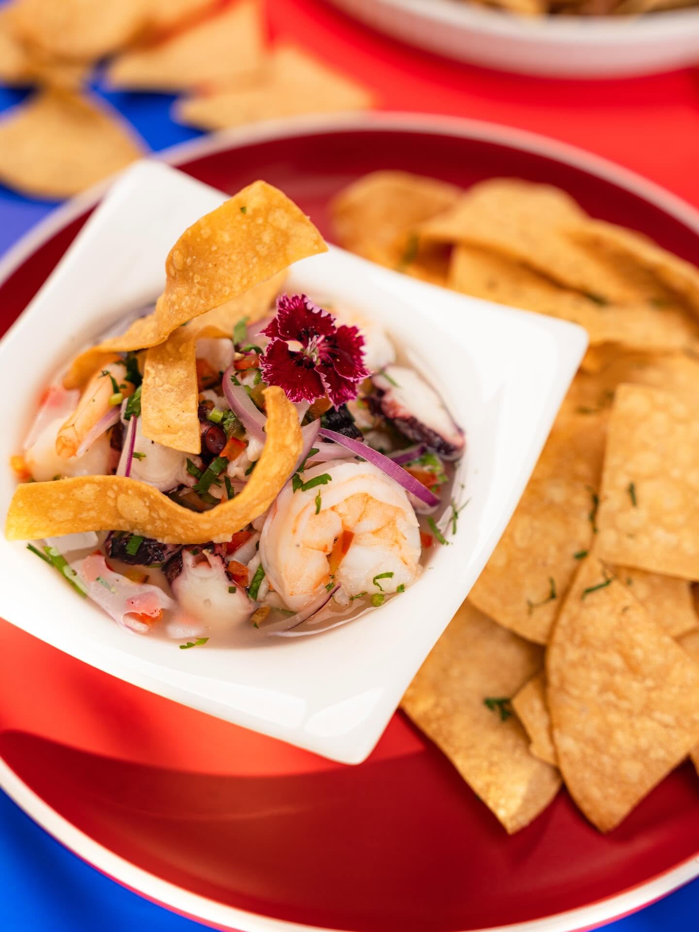Ceviche con camarones y pulpo, acompañado de Rafelitas